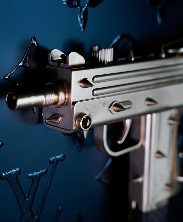 ARTWORK GOLD & BLACK MACHINE GUN