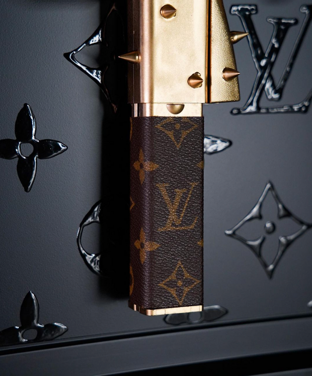 ARTWORK GOLD & BLACK MACHINE GUN